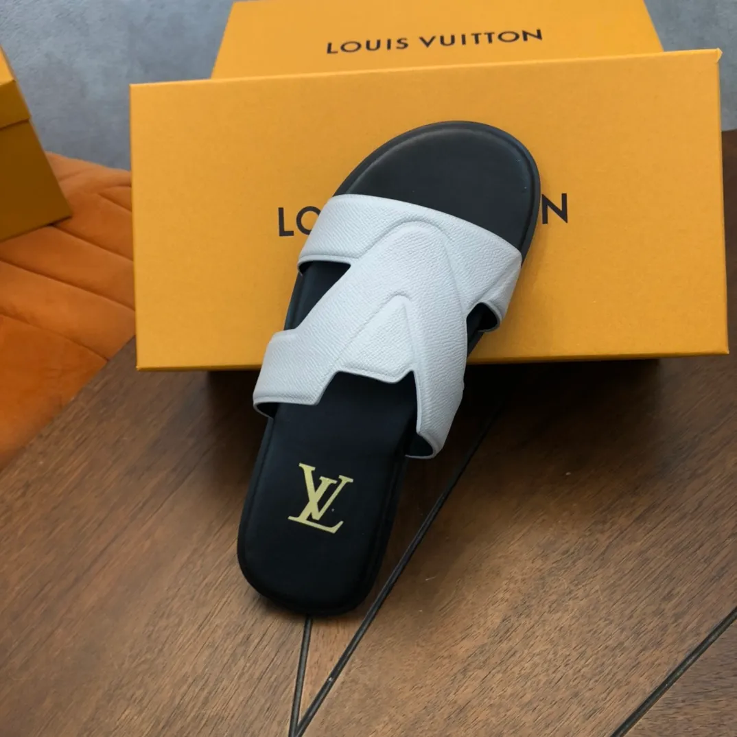 Factory price: 270💰LV counters are selling new brand luxury men's slippers, casual, loose and comfortable. The must-have model in the picture above [Happy][Happy], multiple colors available Size: 38-44, customized 45